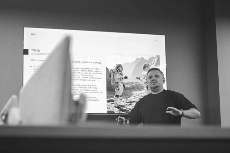 SOCIAL MEDIA & CONTENT